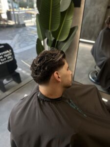Ανδρικό middle part με taper fade και blonde highlights